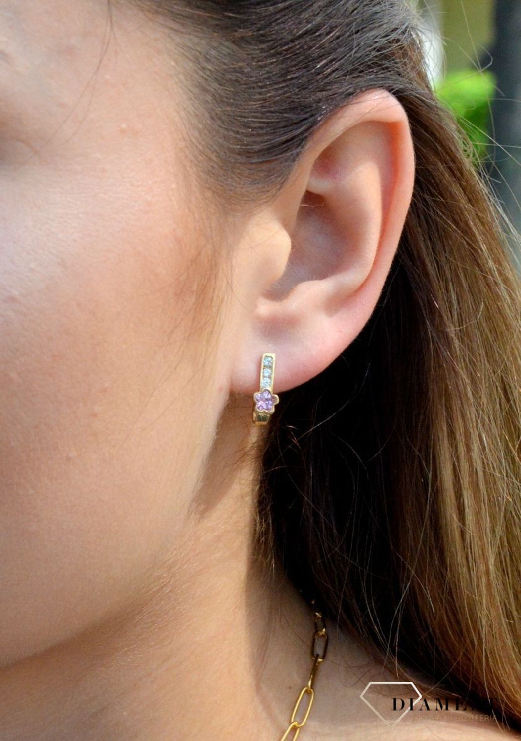 Złote kolczyki 333 z cyrkoniami i kwiatkiem KL 565A 333. Śliczne kolczyki z kolekcji dziecięcej w kształcie trzech cyrkonii i kwiatka w odcieniu różowym. Urocza biżuteria dla dzieci, świetnie pasująca na pr.jpg